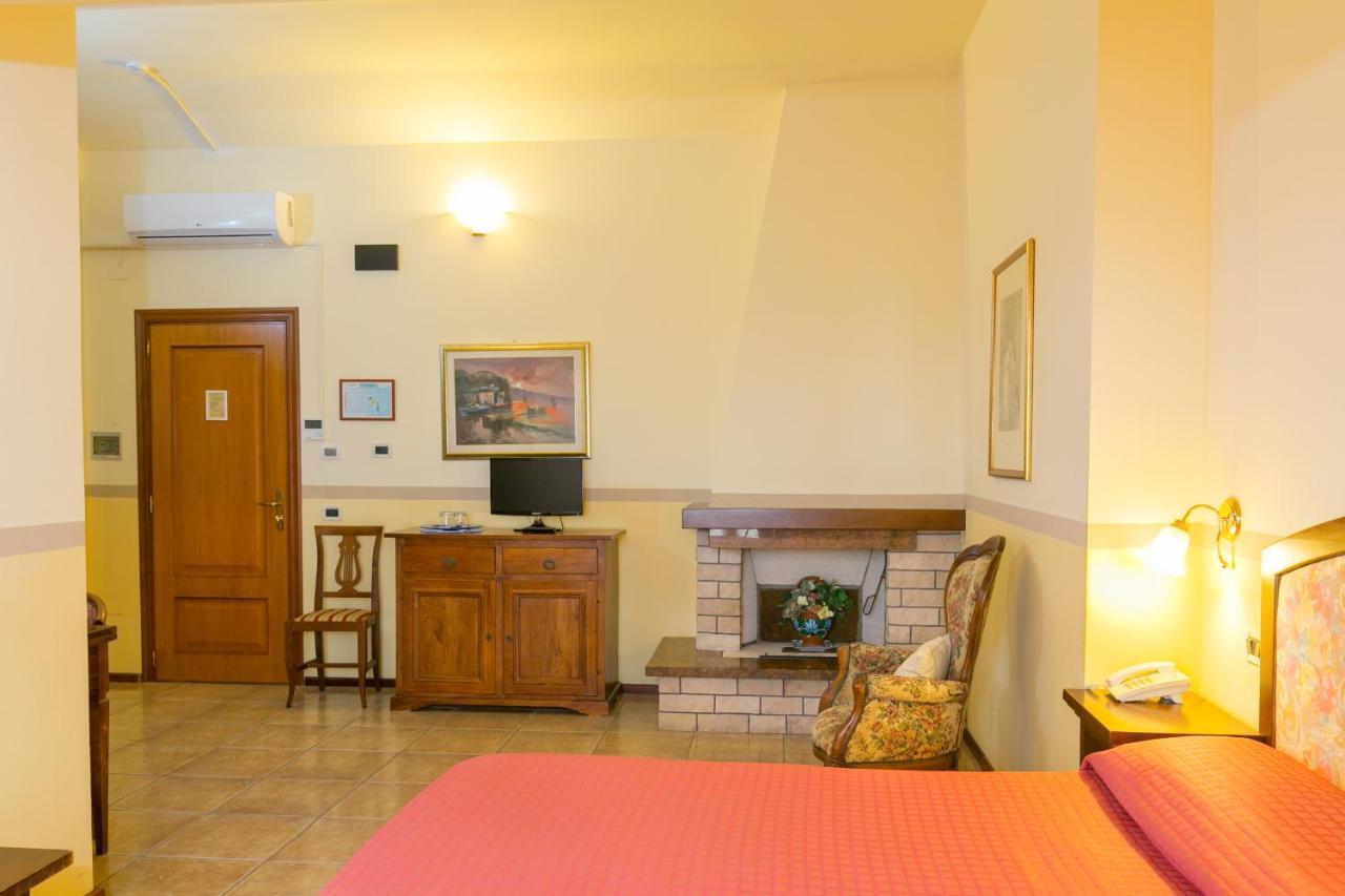 Agrihotel Elisabetta Collemezzano Eksteriør bilde